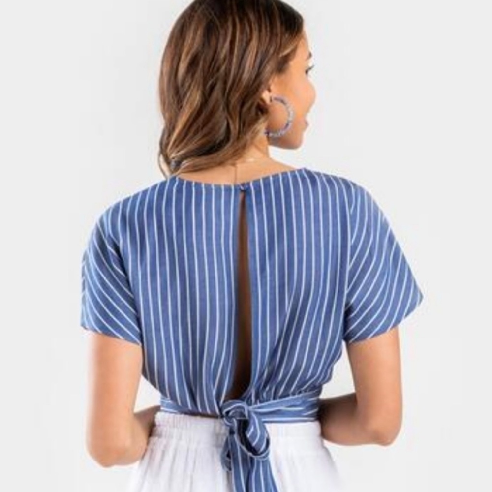 June & Ivy Blue Striped Cropped Cap Sleeve Blouse- Size Medium - Picture 2 of 5